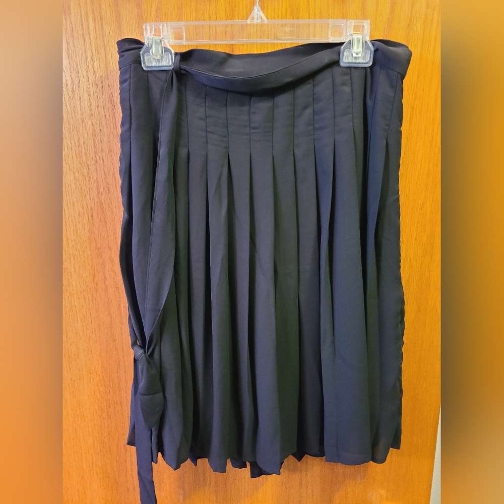 Modcloth EUC black pleated tie skirt